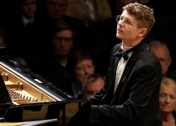 Pavel Kolesnikov with the Halle cr Bill Lam, The Halle