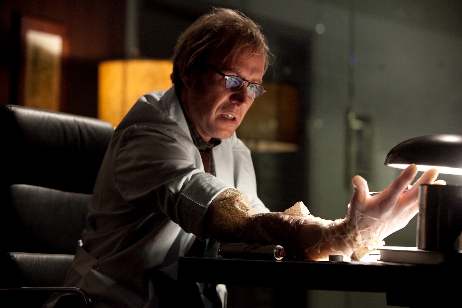 Dr Curt Connors (Rhys Ifans)