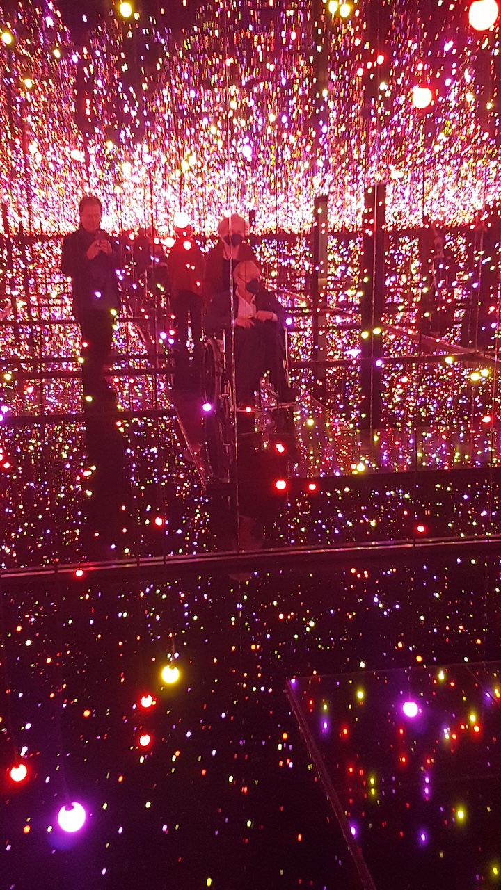 Alfred Brendel, with MarK Kidel and Maria Majno at Kusama Infinity Mirro Room, Tate Modern