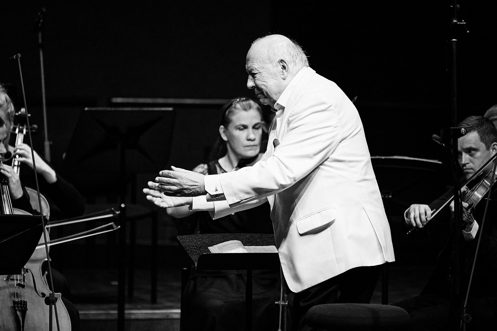 Neeme Jarvi in Haydn't Farewell Symphony