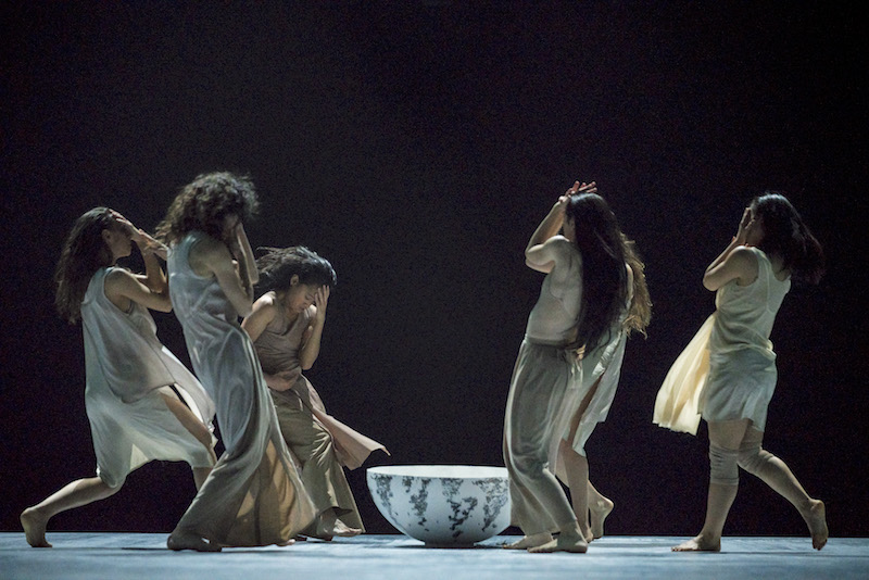 Viviana Durante Company in 'Unda' by Joy Alpuerto Ritter