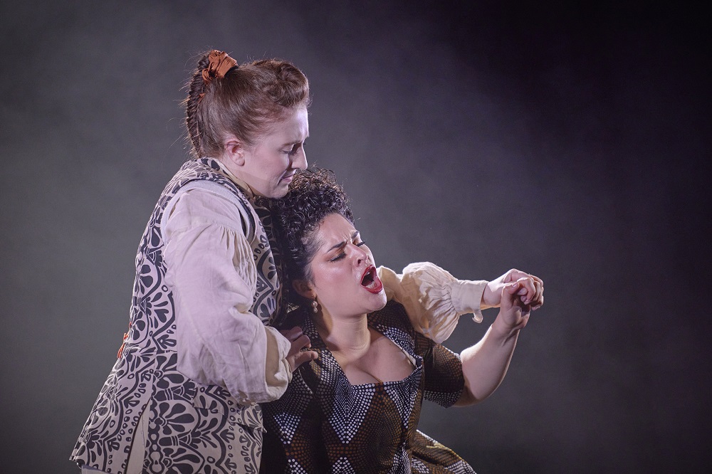 Gemma Ni Bhriain and Alexandra Urgiola in L'Olimpiade