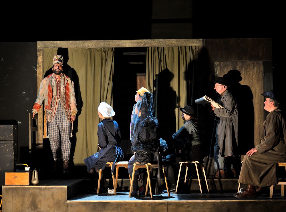 Karim Sulayman's giant performs