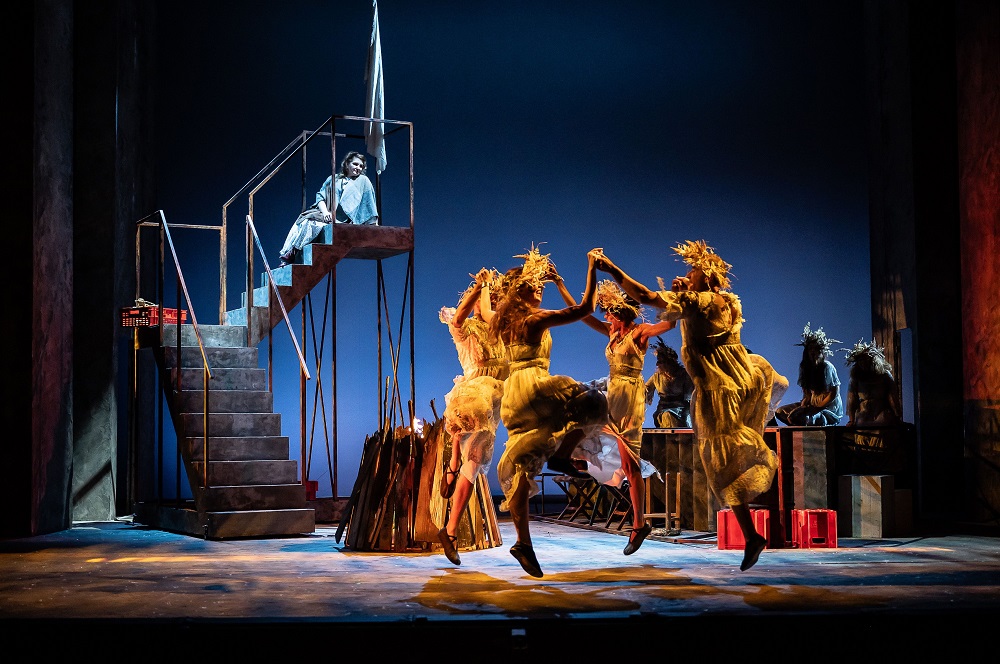 Dance scene in L'aube rouge